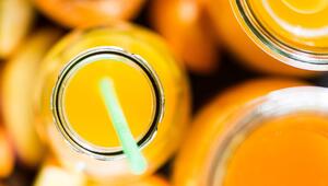 Ein Fruchtsaft in einer Glasflasche mit einem Strohhalm