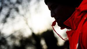 Ein Beschäftigter demonstriert im Rahmen eines Warnstreiks