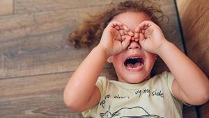 Kleines Mädchen hat einen Wutanfall