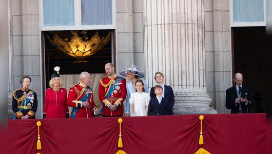 Während die anderen Royals miteinander quatschten, zückte der Herzog von Kent (rechts) auf dem ...