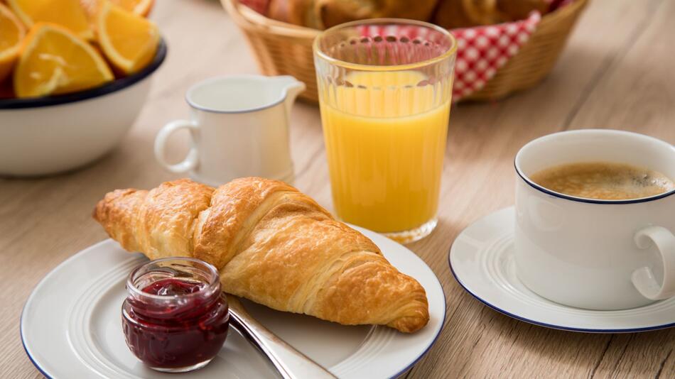Ein Croissant ist auf einem Frühstückstisch zu sehen