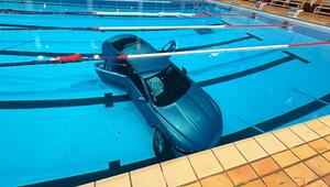 Frau in Frankreich kracht mit Auto in Hallenbadbecken