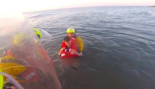 Die Flut kommt: Rettungscrew befreit Frau in Wales aus Treibsand