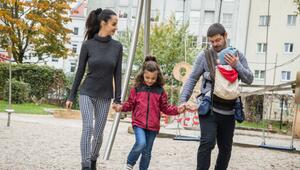 Eltern sind mit ihren Kindern auf einem Spielplatz