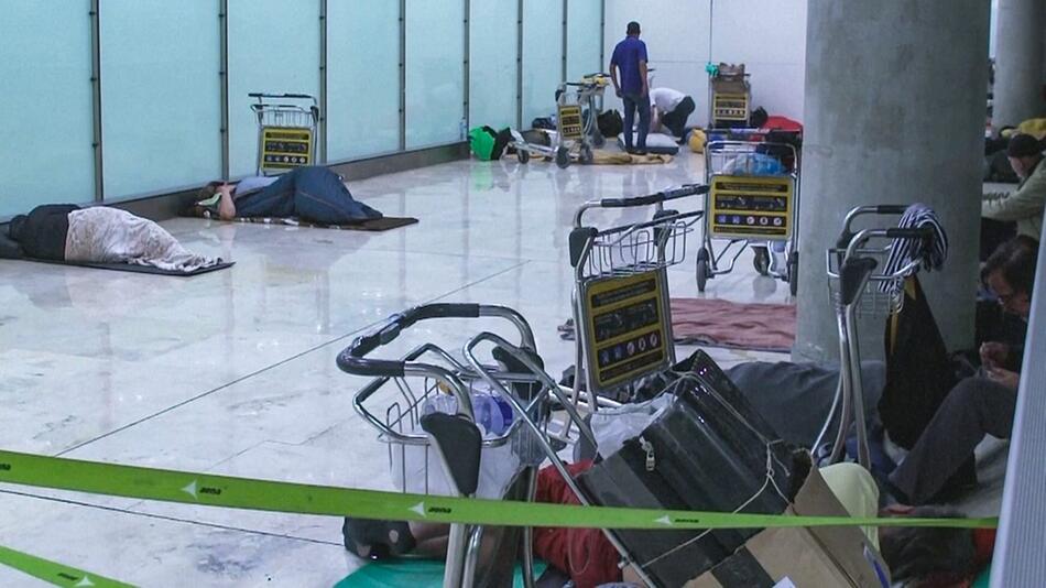 Berichte über Wanzen und Gewalt: Flughafen Madrid will Obdachlose vertreiben