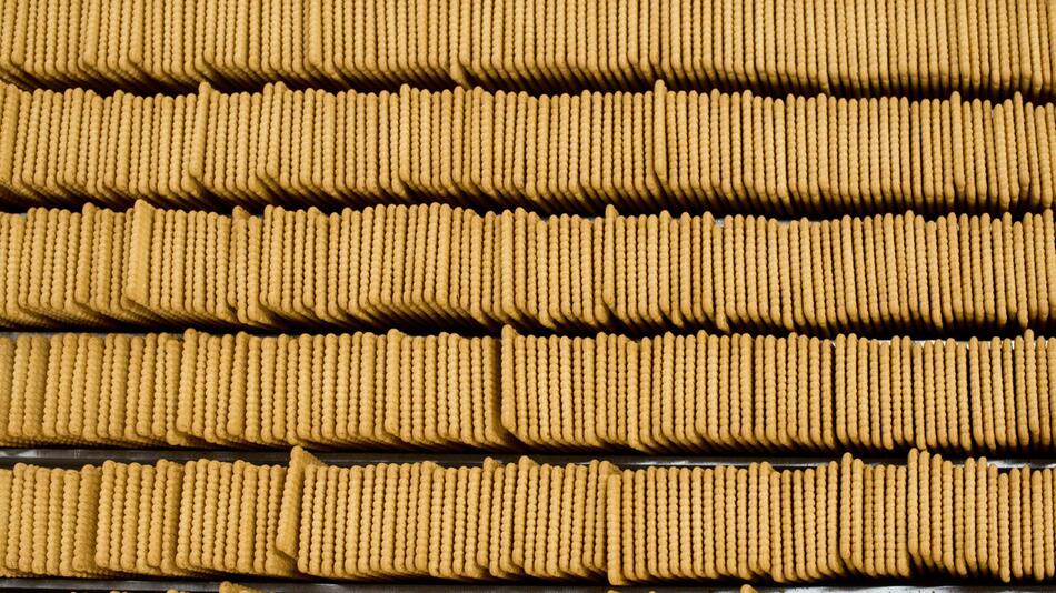 Butterkekse laufen über ein Fließband