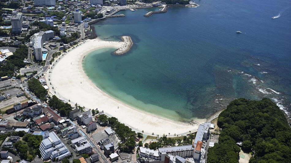 Menschenleerer Badestrand in Japan nach Tsunami-Warnung