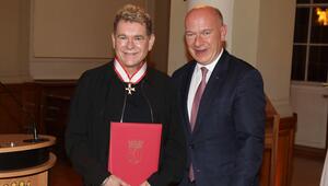 Peter Plate (l.) und Kai Wegner bei der Verleihung des Verdienstordens des Landes Berlin.