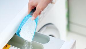 Waschmittelpulver wird in eine Waschmaschine gefüllt