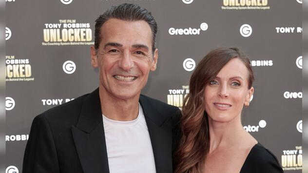 Schauspieler Erol Sander und Maskenbildnerin Rebecca Oehlmann lernten sich 2022 am Set von ...
