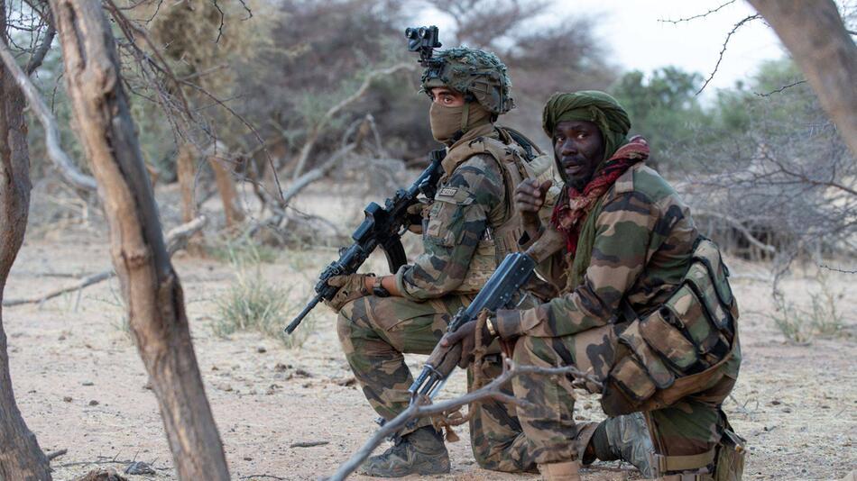 Zwei Soldaten in Afrika
