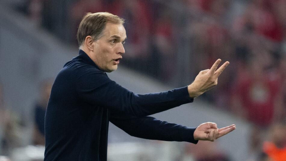Bayern Münchens Trainer Thomas Tuchel gestikuliert an der Seitenlinie