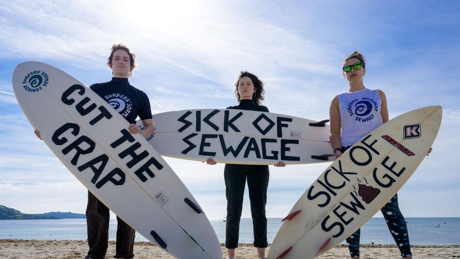 Surfer protestieren gegen Abwasser in Flüssen und Meer