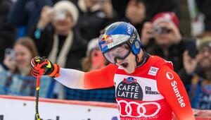 Marco Odermatt feiert den Heimsieg in Wengen.