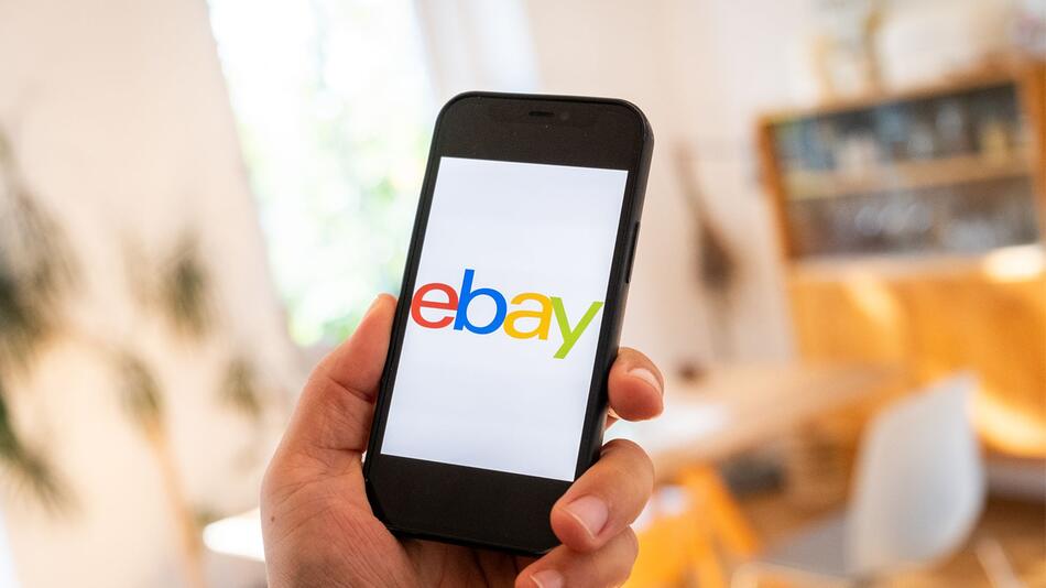 Ebay-Logo ist auf einem Smartphone zu sehen