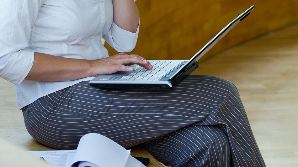 Eine Geschäftsfrau am Laptop