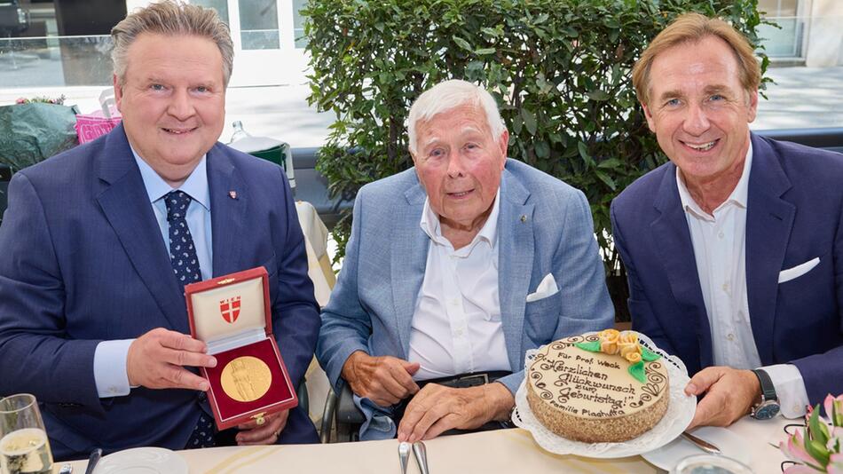 Wiens Bürgermeister Michael Ludwig überreichte Schauspieler Peter Weck zum 95. Geburtstag die ...