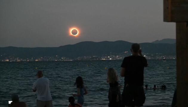 Jubel und Applaus: Sonnenfinsternis begeistert Millionen in Spanien