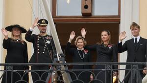 Die Königsfamilie Norwegens auf dem Schlossbalkon.
