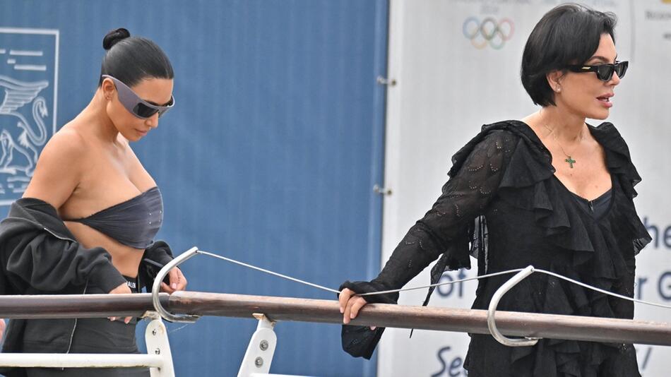 Kim Kardashian und Kris Jenner bei ihrer Ankunft in Venedig.