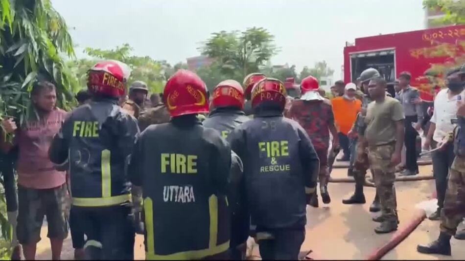 Ein Toter nach Flugzeugabsturz auf College in Bangladesch