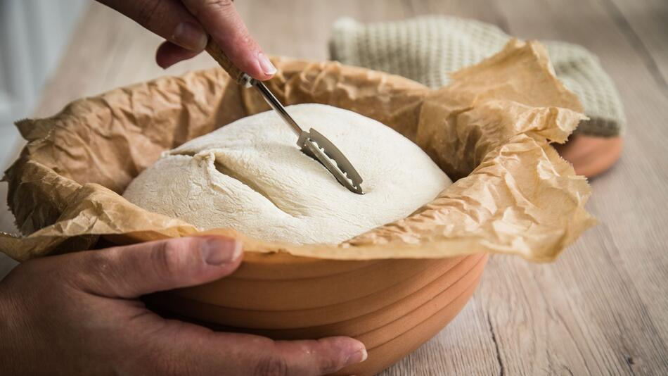 Sauerteig Weizenbrot im Römertopf backen