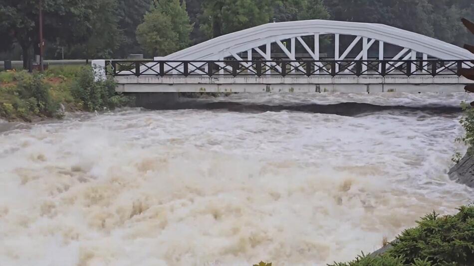 Brücke und Hochwasser