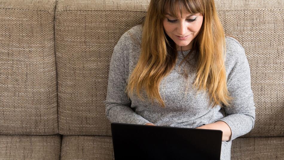 EIne Frau arbeitet am Laptop