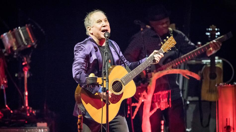 Gesundheitliche Probleme zwingen Paul Simon aktuell dazu, der Bühne fern zu bleiben.