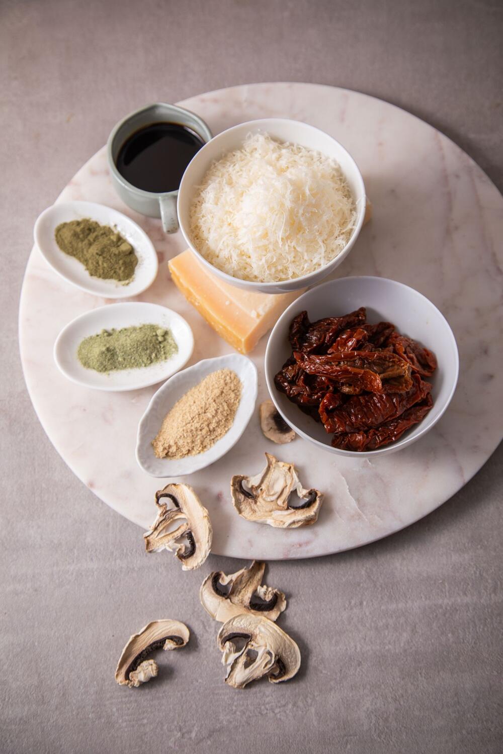 Verschiedene Gewürze, die Umami ins Essen bringen