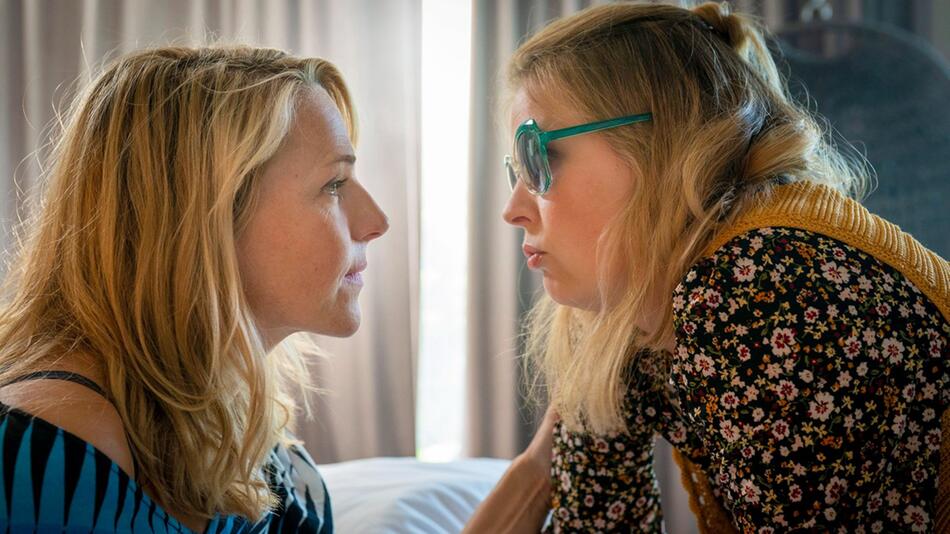 "Praxis mit Meerblick: Schwesterherz": Nora (Tanja Wedhorn, l.) ist da für ihre "kleine" ...