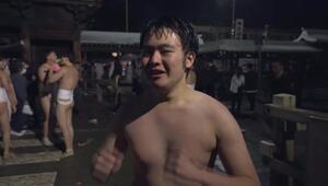 Mit Schnaps und Ellenbogen: Tausende Männer kämpfen fast nackt um ihr Glück  