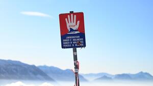 Bei einem Lawinenabgang in Tirol wurden zwei Personen erfasst