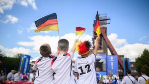 Kinder verfolgen ein Fußball-Spiel beim Public Viewing