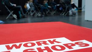 Besucher nehmen an einem Workshop teil