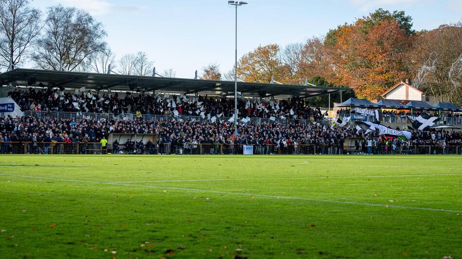 Fans des 1. FC Bocholt machen eine Choreografie.