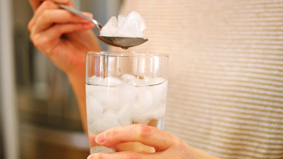 Glas mit Eiswürfeln