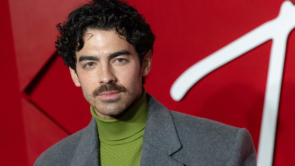 Joe Jonas musste neue Formen der Liebe kennenlernen.