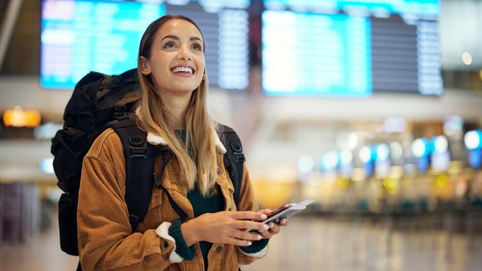 Studentin am Flughafen