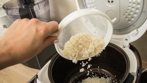 Eine Frau füllt Reis in einen Reiskocher