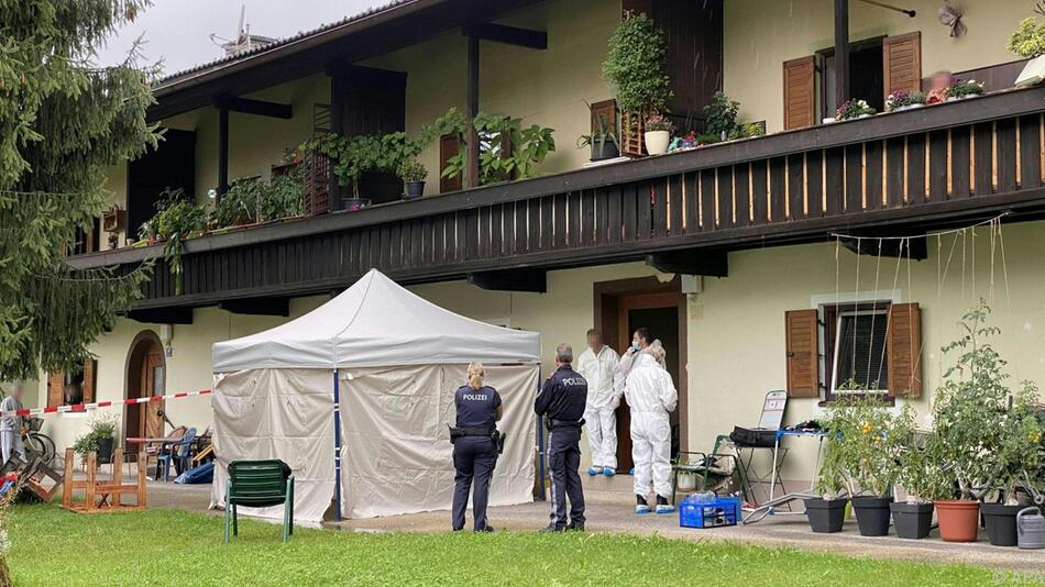 Ermittler am mutmaßlichen Tatort im Bezirk Kufstein