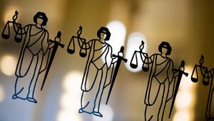 Justitia an der Scheibe des Oberlandesgerichts Köln
