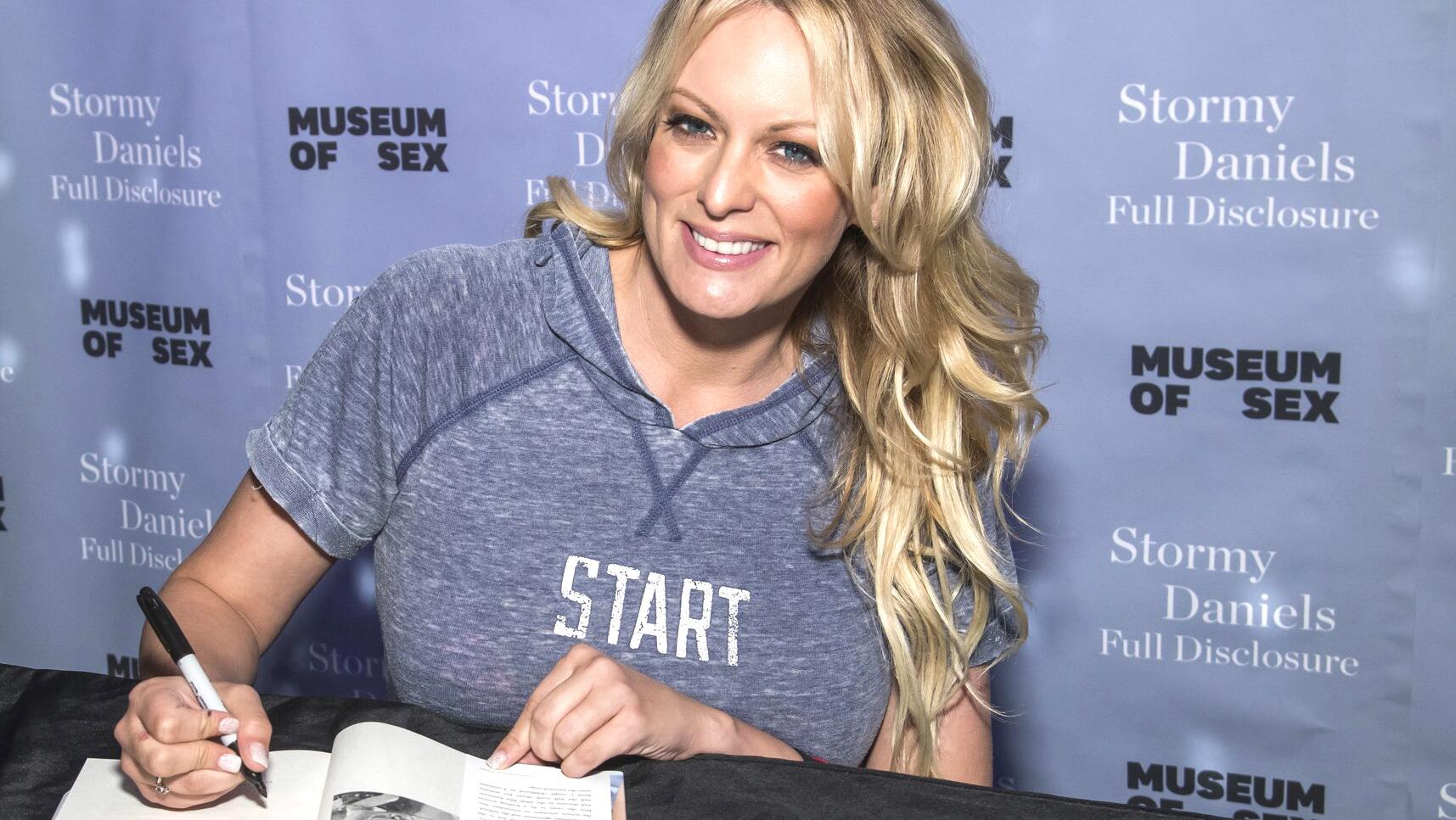 Mit Blitz Und Donner Stormy Daniels Kommt Nach Berlin GMX AT Mit Blitz Und Donner Stormy Daniels Kommt Nach Berlin GMX AT