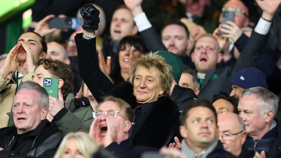 Rod Stewart unter den Fußballfans im Celtic Park.