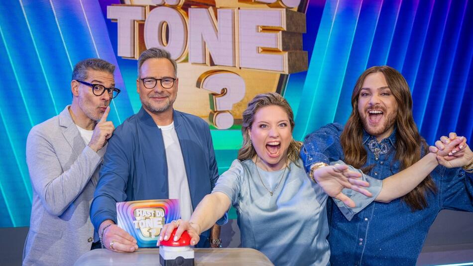 Matthias Opdenhövel (2.v.l.) mit den neuen Kapitänen Rick Kavanian (l.), Caroline Frier und ...