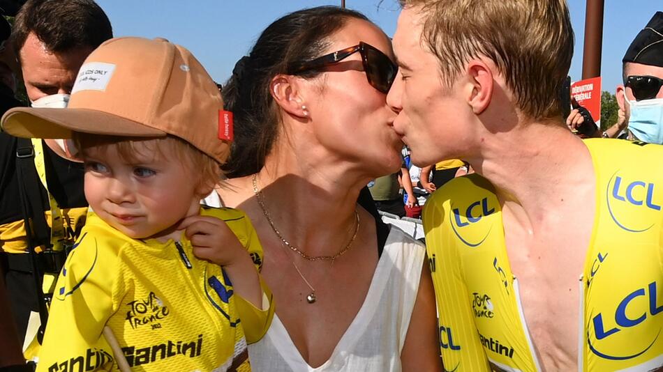 Jonas Vingegaard mit Frau und Kind