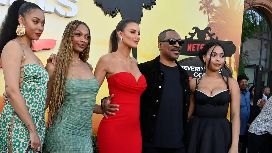 Eddie Murphy mit Freundin Paige (3.v.l.) und seinen drei Töchtern Bria (li.), Shayne und Bella ...