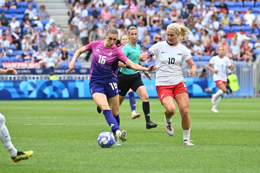 Jule Brand (l.) im Duell mit Lindsey Horan.