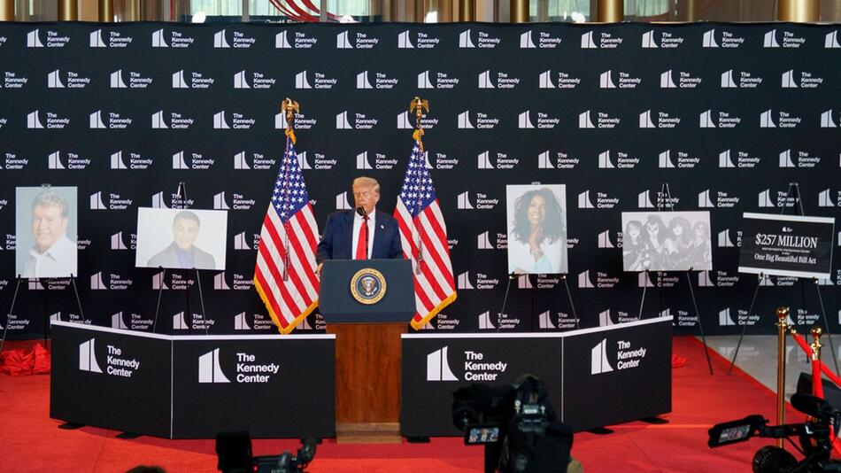 Kennedy Center: Donald Trump präsentiert seine Geehrten Sylvester Stallone (l.), Kiss (r.) und ...