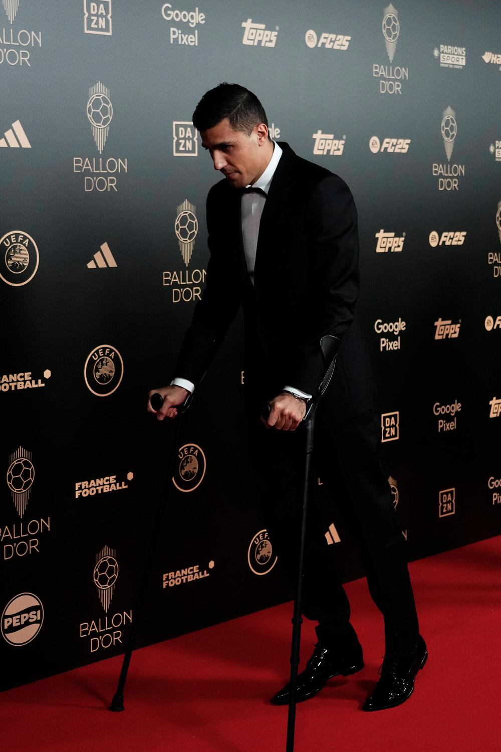 Rodri auf Krücken bei der Gala in Paris.